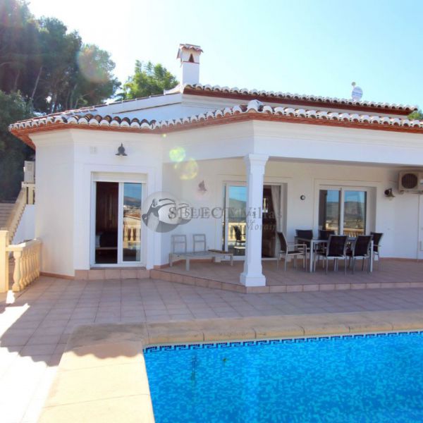  Enjoy simple living in this Mediterranean villa for sale in Moraira with views over the valley