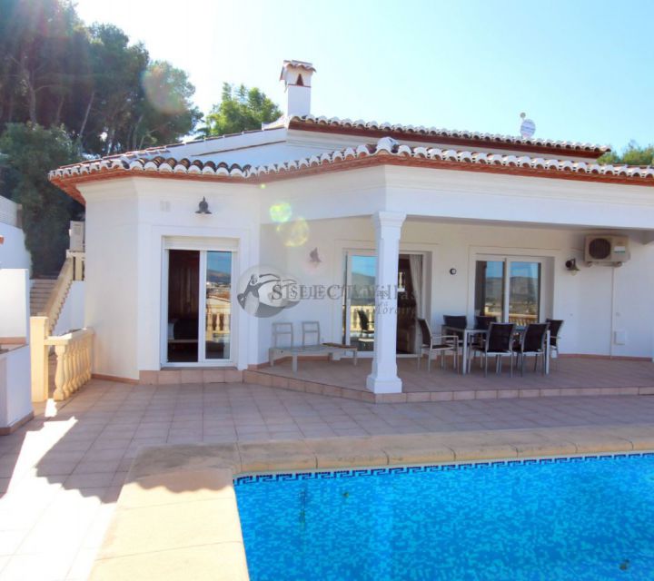  Enjoy simple living in this Mediterranean villa for sale in Moraira with views over the valley